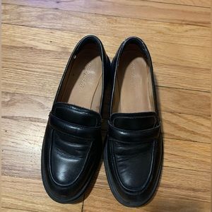 The Bradley Lugsole Loafer in Leather- size 9